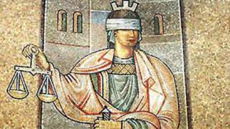 Ексчиновник съди общински съветник за 15 000 лева