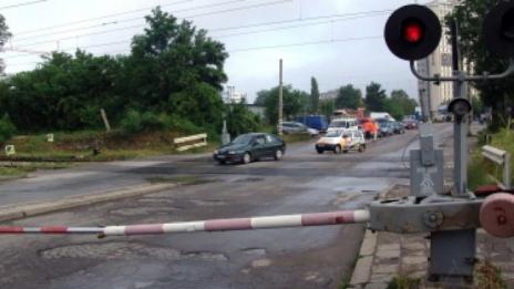 Камион влезе в прелез при спуснати бариери, трима пострадаха 