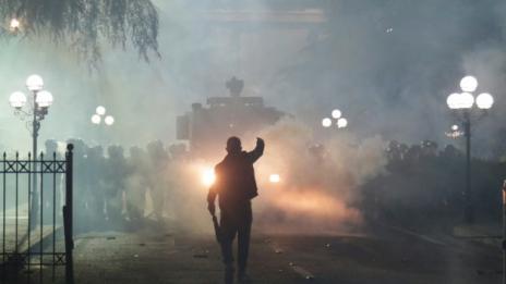 Сблъсъци при протест на опозицията в Тирана