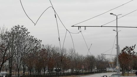 Накъсани тролейбусни жици затвориха оживено кръстовище