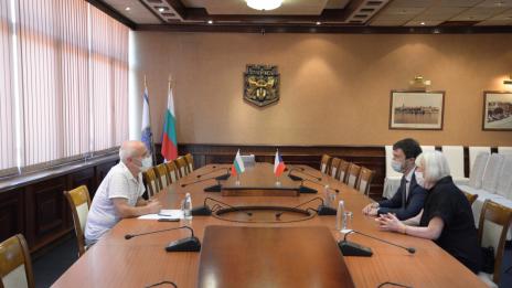 Посланикът на Чехия гледа бойни спортове в Юнашкия салон