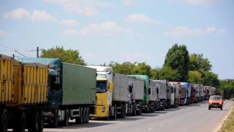 Агресия на Дунав мост: Румънски шофьор пререди 120 ТИР-а