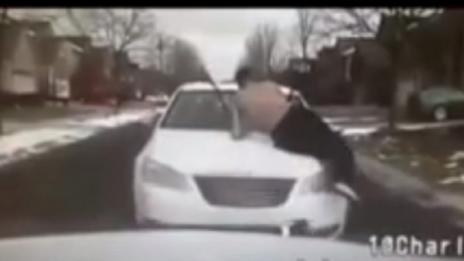 Братя се сбиха, скараха и... блъснаха патрулка! (ВИДЕО)