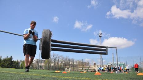 Студенти от три университета премериха сили в състезанието STRONG MAN (СНИМКИ)