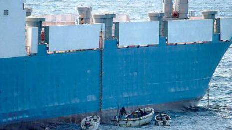 Застреляха двама пирати, опитващи се да отвлекат кораб край Сомалия