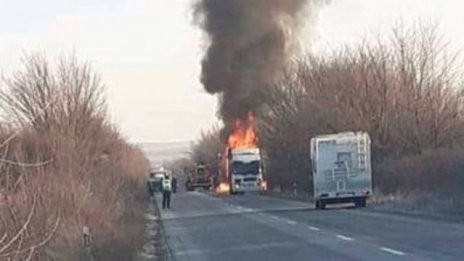 Камион се запали в движение 