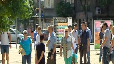 Около 20 жители на &bdquo;Цветния квартал&ldquo; протестираха пред Община Варна заради предстоящо строителство
