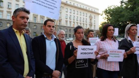 Протестиращи се намърдаха в парламента