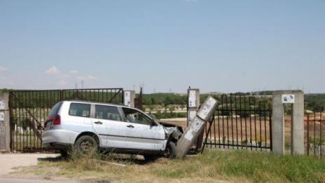 Шофьор блъсна ограда на гробищен парк и избяга