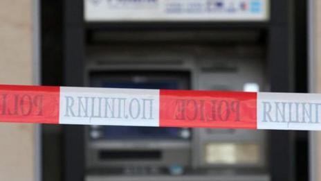 Разбиха банкомат с кирка, но не успяха да го оберат