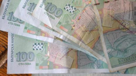 Около 46 000 първокласници ще получат по 250 лв.