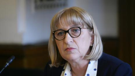 Цачева защити бонусите в Търговския регистър