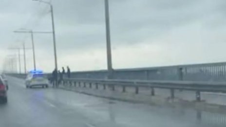 Свалиха мъж от перилата на Аспаруховия мост (СНИМКИ)