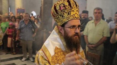 Бунт срещу епископ заради пари