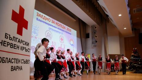 Зарадваха 600 социалнослаби във Варна с концерт и храни за Коледа(Снимки)