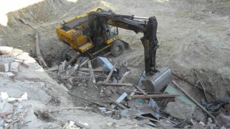 Багер "гътна" 8 гаража на МБАЛ-Благоевград