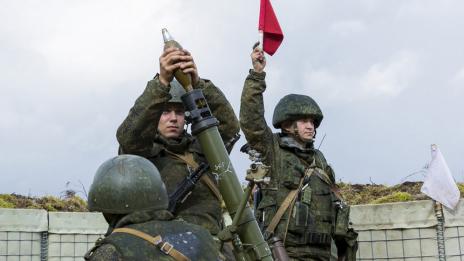 Русия забранява на войниците да си правят селфита