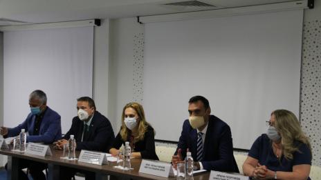 От Бяла: Министър Николова иска облекчаване на условията за туристите от Русия