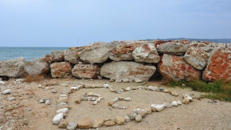 Огромно сърце от камъни се появи на плажа