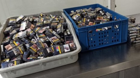 Румънци опитаха да отлетят от Варна за Великобритания с над 1800 кутии цигари