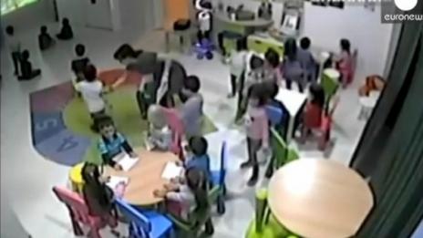 Запис показва как бият деца в румънска забавачка