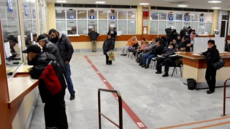 Утре гишетата за местни данъци във Варна ще работят до 10,30 ч.