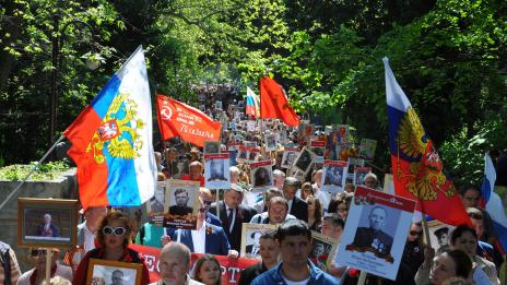 Шествието на Безсмъртния полк премина през Варна (СНИМКИ)