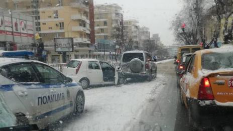 Двама души са в болница след верижния сблъсък на бул. „Владислав“