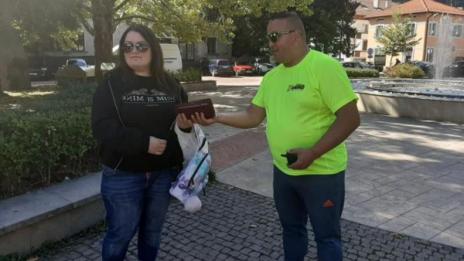 Сирак за втори път намери и върна чанта с пари