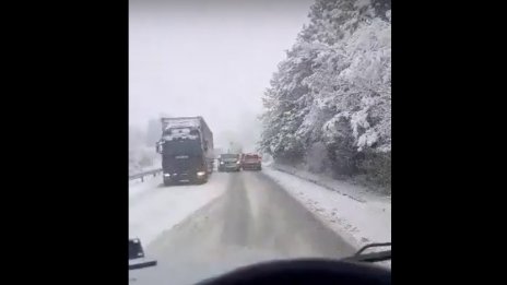 Закъсал камион затруднява движението по пътя Варна-София (ВИДЕО)