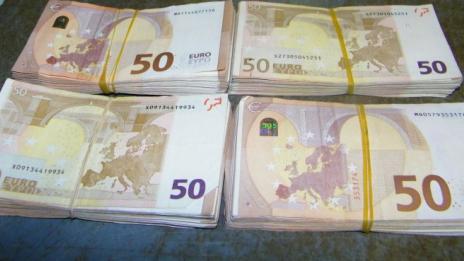 Двама скрили 128 000 евро в кола, спипаха ги