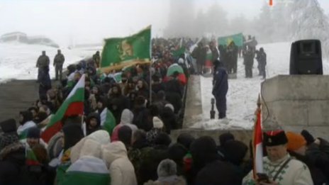 Въпреки минусовите температури: Стотици българи изкачиха Шипка