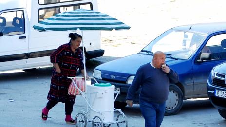 Мургава търговка продава самоделен сладолед във Варна