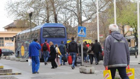 Пътниците от влаковете между София и Драгоман се извозват с автобуси