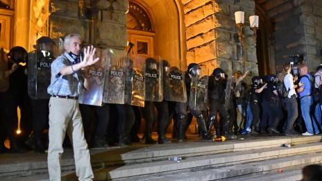 София, нощта на протеста: Бомби и боя по Партийния дом – ранени полицаи, арестувани хора (СНИМКИ)