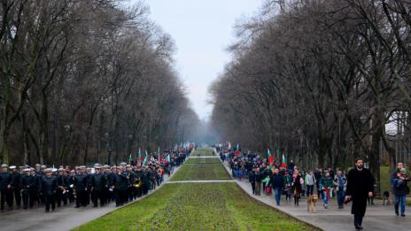 Стотици варненци излязоха на празнично шествие