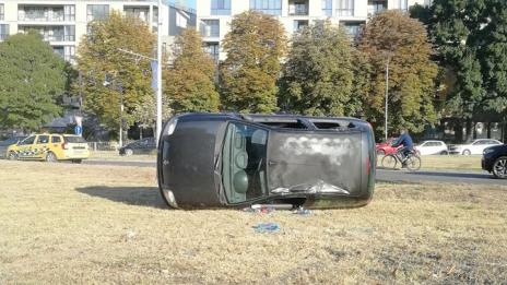 Шофьор се обърна с колата си на кръстовище във Варна (СНИМКИ)