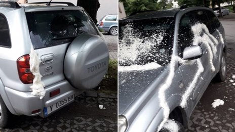 Запечатаха с монтажна пяна паркиран  автомобил