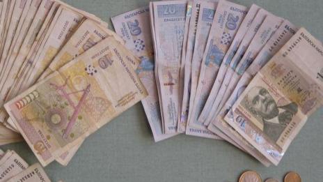 Школска счетоводителка свила 100 бона от езикова гимназия