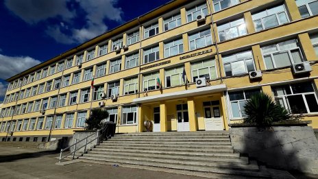 Ученици от Варна протестираха в двора на училището