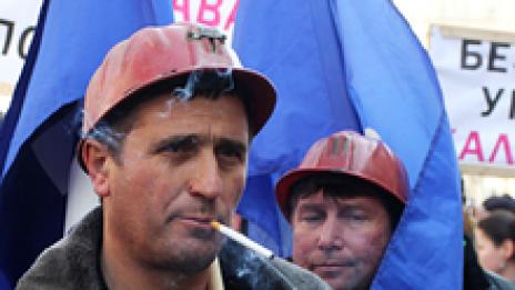 Втори ден 61 миньори стачкуват под земята