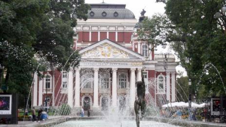 Счупиха статуята на балерина пред Народния театър  