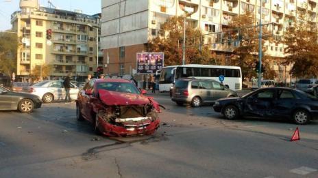 Трима души пострадаха при верижна катастрофа в центъра на Пловдив