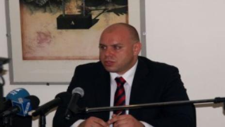 Общински съветник: Защо осветителните стълбове са накичени с реклами?