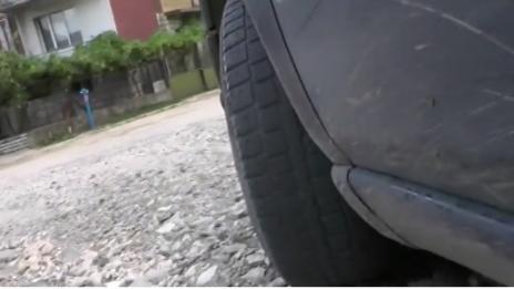 Хора в Берковица започнаха сами да пълнят дупките по пътища