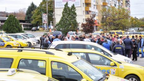 Таксиметрови шофьори спират да приемат поръчки