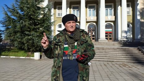 Мъжът с гранатата е тираджия, има 3 деца