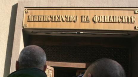 Полицаите и пожарникарите се готвят за протести