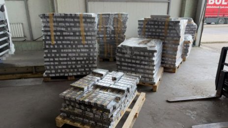 Хванаха огромно количество контрабандни цигари на границата