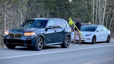 Замръзнал заряд, а? Джип BMW спаси Tesla с теглене в кучия студ навън ВИДЕО